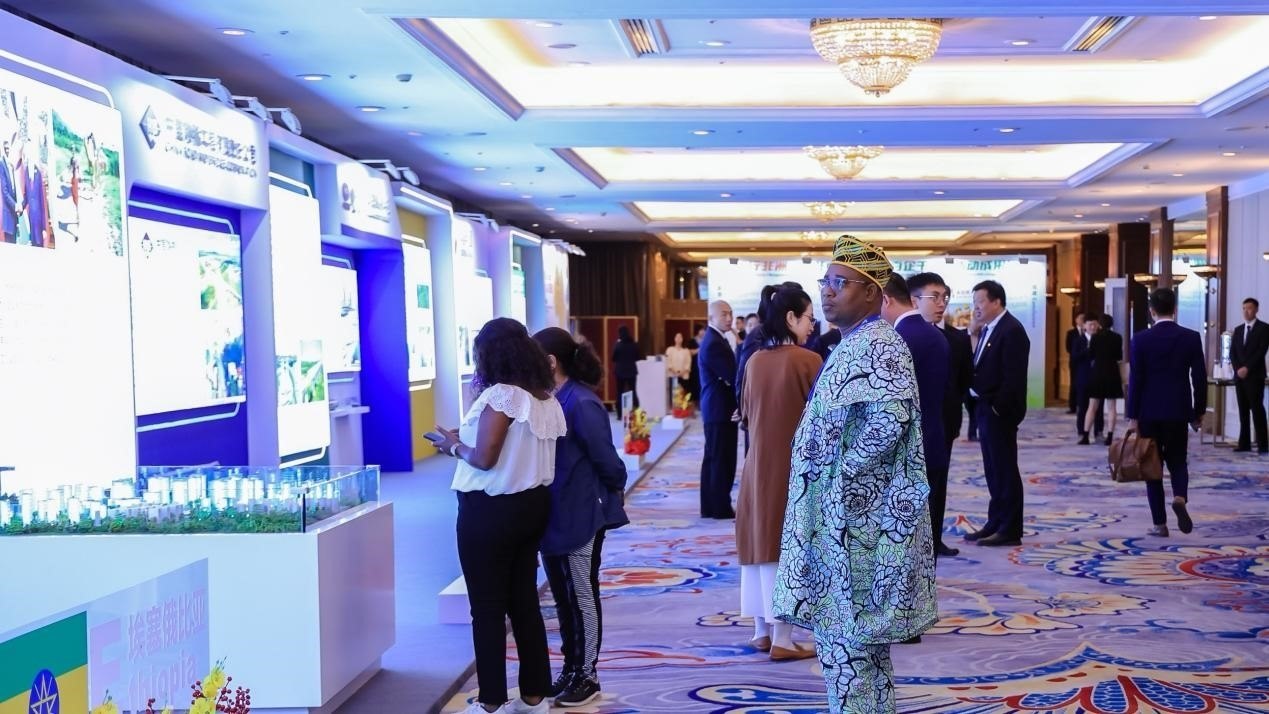 與會(huì)嘉賓參觀主題展覽。主辦方供圖
