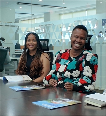 支隊成員在CGTN非洲總站與當?shù)赜浾呓涣?。穆瑞瑩攝