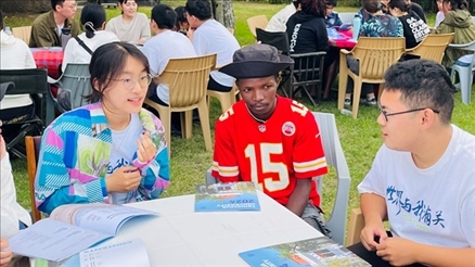 支隊成員在青年論壇上與世界各地的志愿者交流。 林源攝