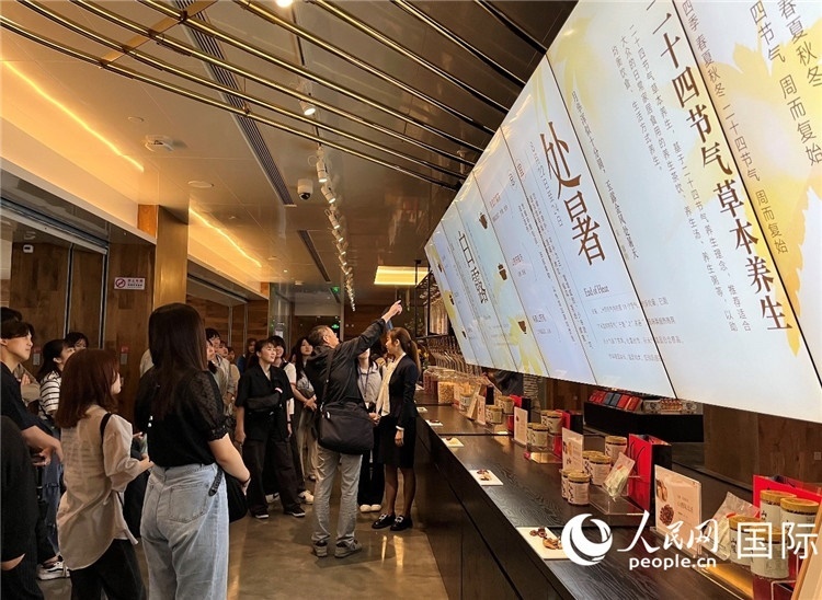 2. 日中友好協(xié)會青年代表團一行學習24節(jié)氣養(yǎng)生知識。（人民網記者陳思 攝）