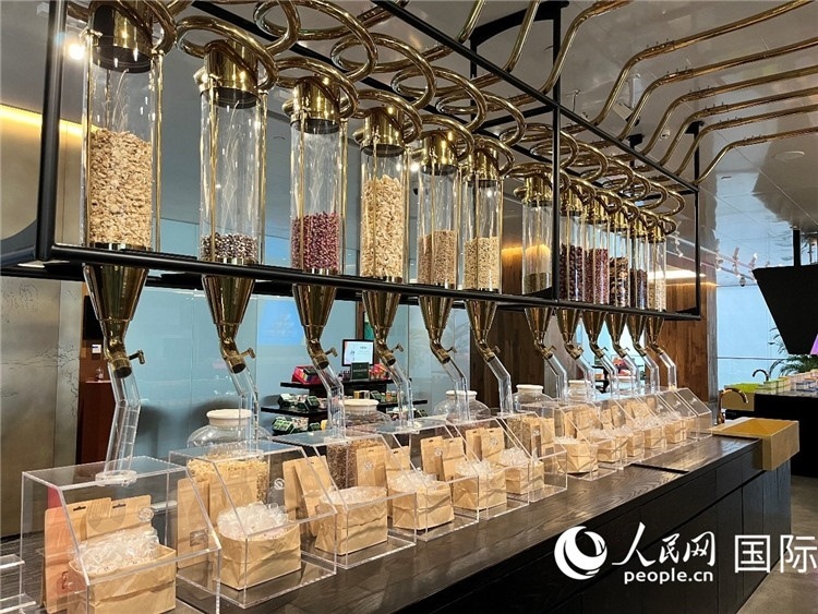 3.展示區(qū)展示的24節(jié)氣養(yǎng)生茶。（人民網記者陳思 攝）