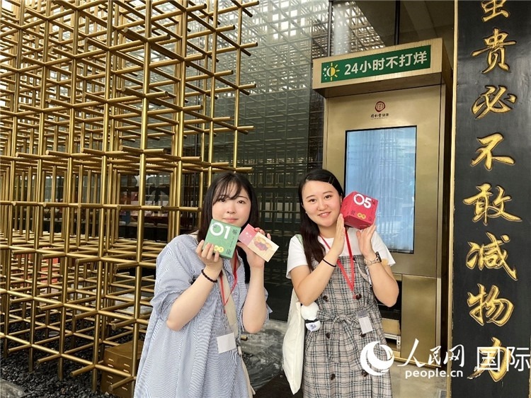 5. 代表團團員展示通過無人售藥機購買的盲盒。（人民網記者陳思 攝）