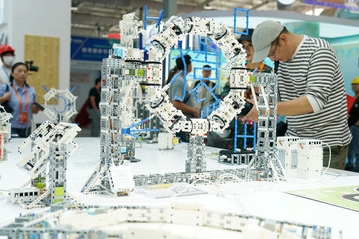 2024年9月11日，記者在服貿(mào)會(huì)首鋼園區(qū)教育服務(wù)館采訪。新華社記者 張晨霖 攝