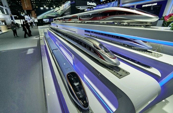 2024年9月11日拍攝的國(guó)家會(huì)議中心會(huì)場(chǎng)內(nèi)的展臺(tái)。新華社記者 李欣 攝