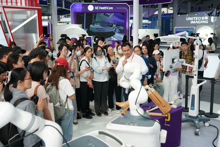 2024年9月11日，記者在服貿(mào)會(huì)首鋼園區(qū)健康衛(wèi)生服務(wù)館采訪。新華社記者 張晨霖 攝