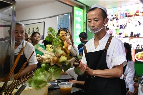 店員準(zhǔn)備制作天水麻辣燙。新華社記者 范培珅 攝
