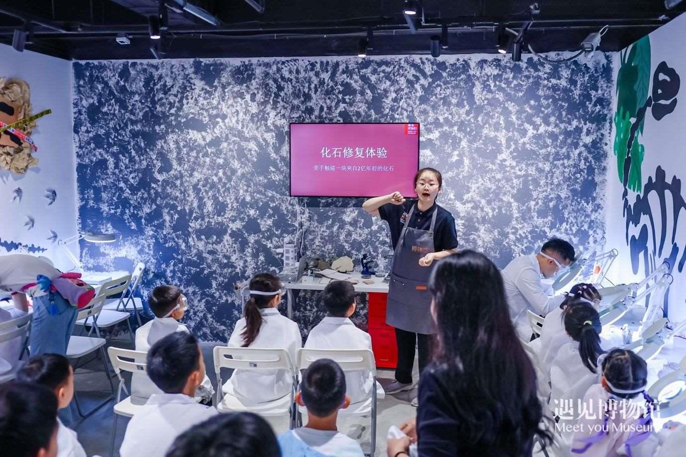 3. 小朋友們?cè)凇?億年的地球記憶——恐龍化石特展”體驗(yàn)當(dāng)“小小科學(xué)家”。遇見(jiàn)博物館供圖
