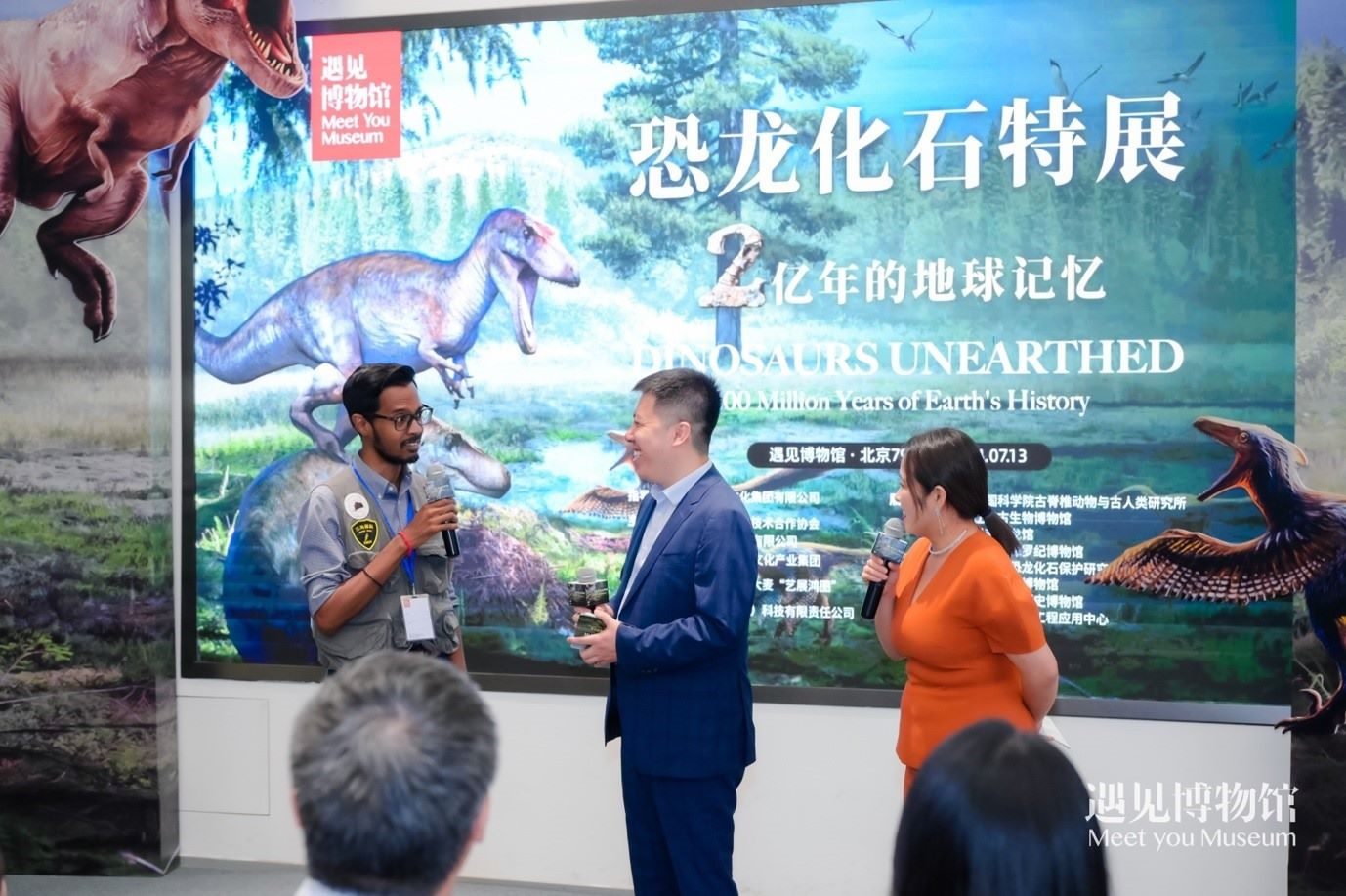 8. 中國(guó)科學(xué)院古脊椎動(dòng)物與人類(lèi)研究所特別研究助理保羅·拉米向游客介紹“2億年的地球記憶——恐龍化石特展”。遇見(jiàn)博物館供圖