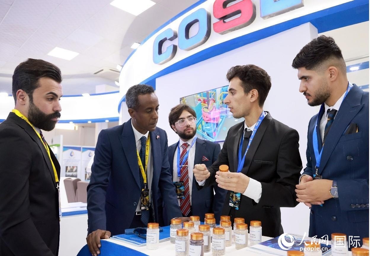 圖為中海油服工作人員在介紹產(chǎn)品。人民網(wǎng)記者 管克江攝