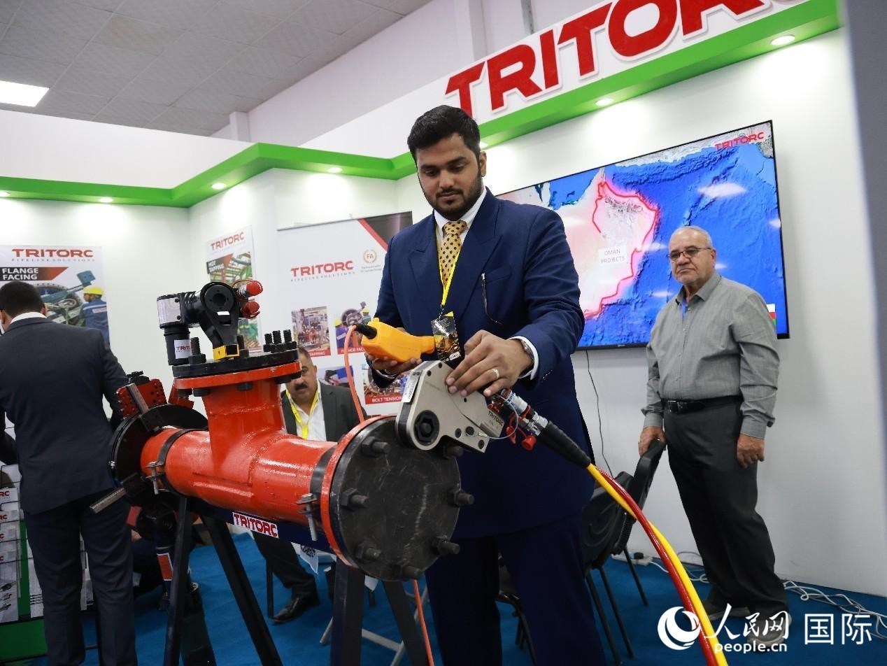 圖為一家油企工作人員在演示儀器操作。人民網(wǎng)記者管克江攝