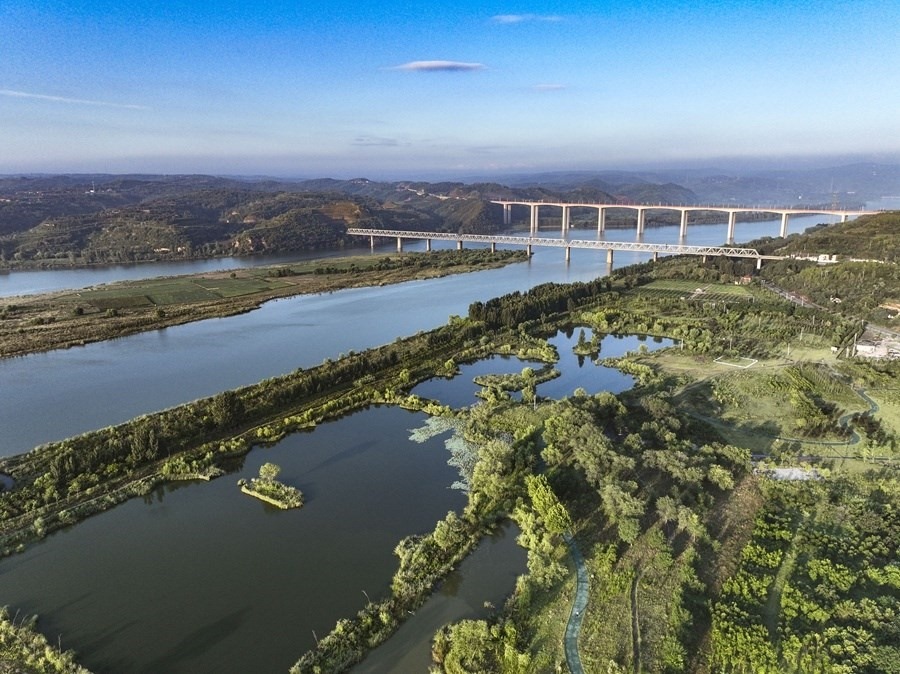 這是2023年8月28日在河南黃河濕地國(guó)家級(jí)自然保護(hù)區(qū)濟(jì)源段拍攝的景色（無(wú)人機(jī)照片）。新華社發(fā) 苗秋鬧 攝