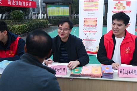 2022年11月9日，在杭州市臨安區(qū)太陽鎮(zhèn)上太陽村，臨安區(qū)太陽司法所所長方凱（右二）現(xiàn)場解答法律問題。 新華社記者 徐昱 攝