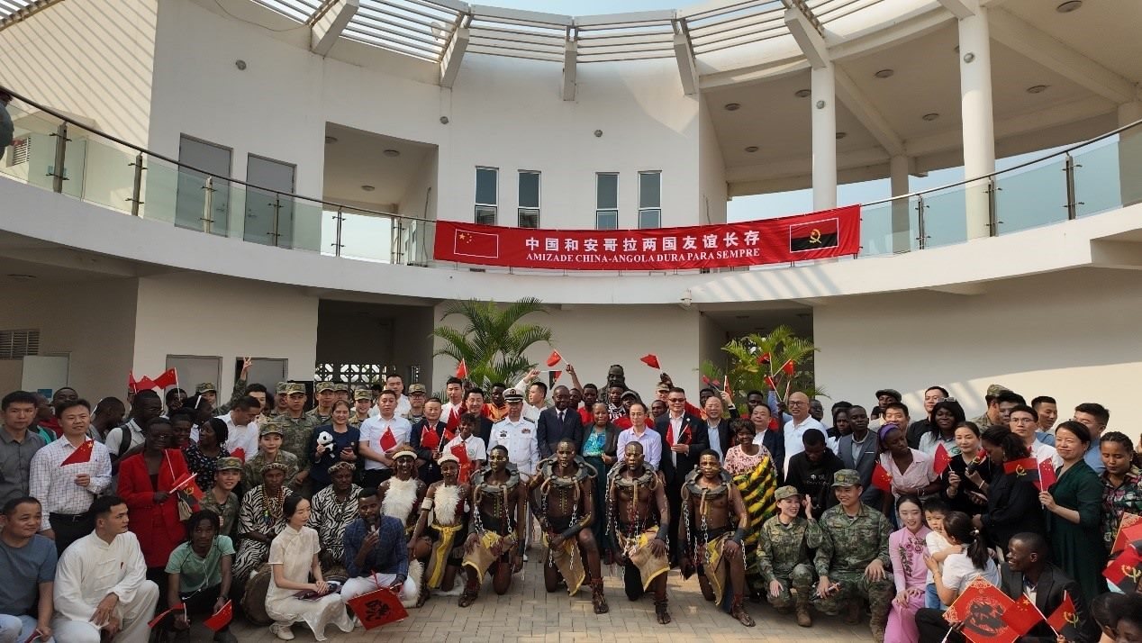 文化聯(lián)誼活動合影。內(nèi)圖大學孔子學院供圖