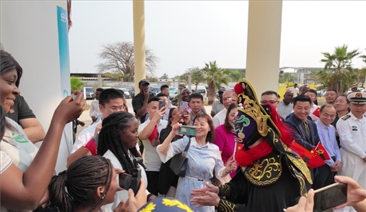 川劇變臉《蜀風妙韻》。內(nèi)圖大學孔子學院供圖