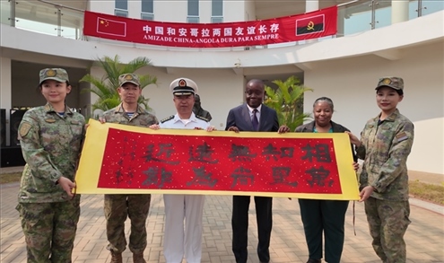 向內(nèi)圖大學贈送書法作品。內(nèi)圖大學孔子學院供圖