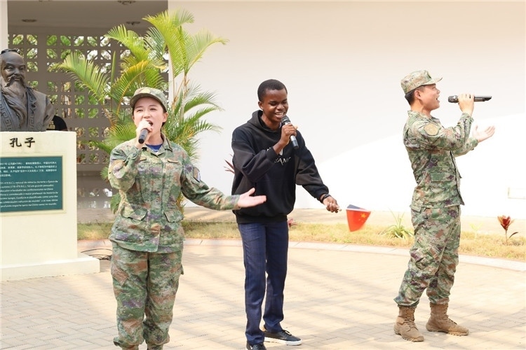 孔院學生與中國海軍官兵合唱《天地龍鱗》。內(nèi)圖大學孔子學院供圖