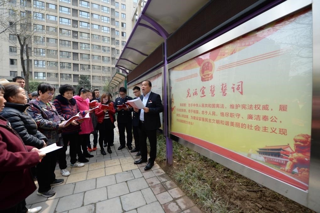 2018年3月20日，陜西寶倫律師事務(wù)所專職律師白銀濤（右一）在西安華遠(yuǎn)君城社區(qū)宣傳憲法知識。新華社記者 李一博 攝