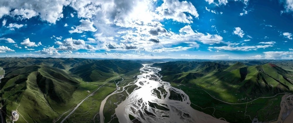 2024年7月31日在青海省果洛藏族自治州達(dá)日縣境內(nèi)拍攝的黃河（無人機(jī)全景照片）。