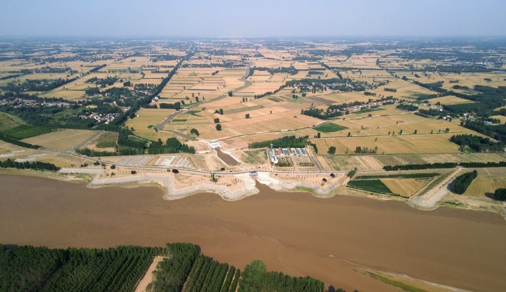 2024年6月19日，位于黃河高青段的馬扎子引黃閘開閘引水（無人機(jī)照片）。5月1日至6月18日，山東省累計(jì)啟用引黃閘63座，引黃河水量10.06億立方米，保障農(nóng)業(yè)灌溉需求。