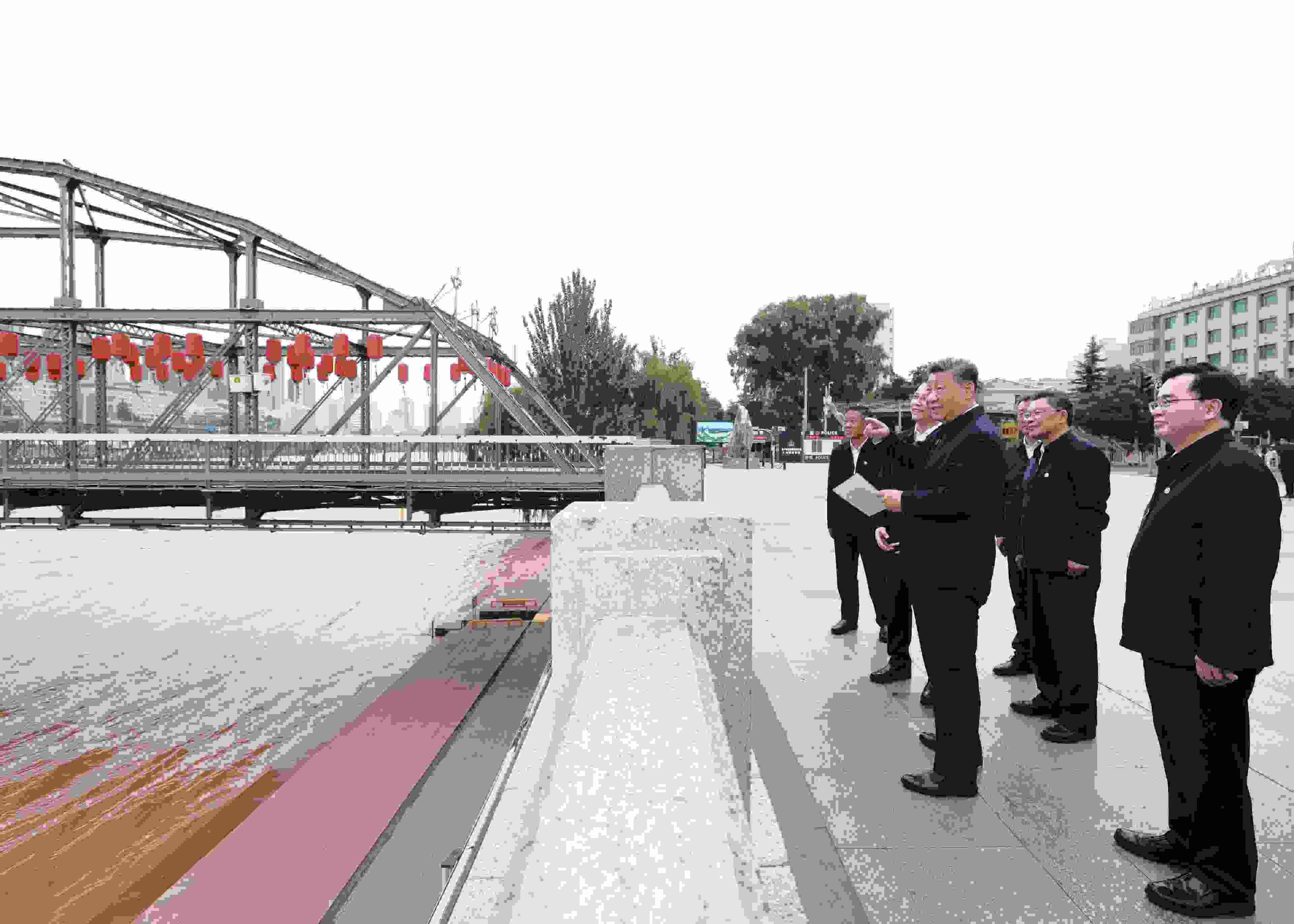 △ 2024年9月11日，習(xí)近平總書(shū)記來(lái)到甘肅省蘭州市黃河蘭州中山橋段，了解當(dāng)?shù)赝苿?dòng)黃河流域生態(tài)保護(hù)情況。