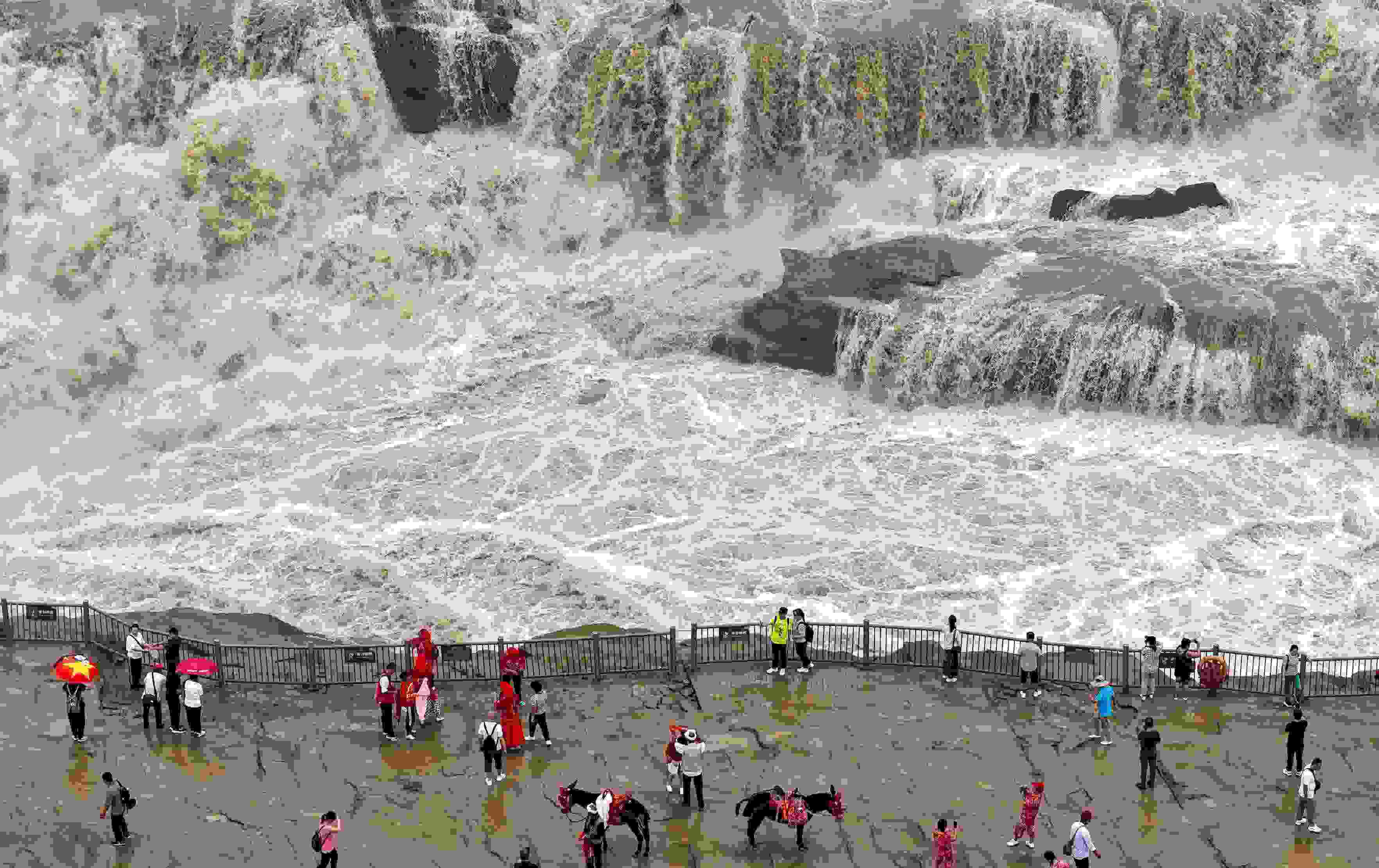 △9月9日，游客在黃河壺口瀑布景區(qū)游覽。