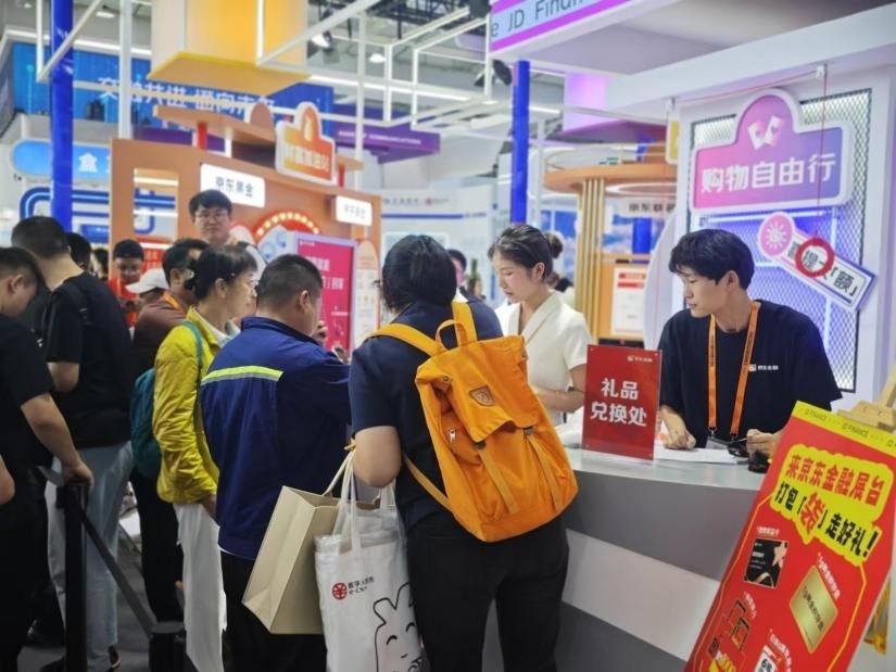 觀眾在金融服務(wù)展區(qū)體驗(yàn)展臺的互動活動。人民網(wǎng)記者 黃盛攝