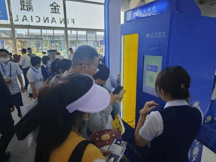 觀眾在金融服務(wù)展區(qū)體驗(yàn)數(shù)字人民幣購物。人民網(wǎng)記者 黃盛攝