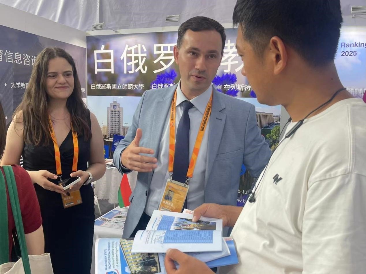 觀眾在展臺咨詢。人民網(wǎng)記者 何旭攝