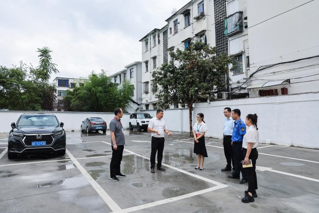 2024年9月11日，在浙江省湖州市，湖州吳興區(qū)人大代表、人大飛英街道工委代表及塔下街社區(qū)代表前往已改建的一處停車場進(jìn)行實(shí)地調(diào)研，監(jiān)督該改建項(xiàng)目的完成情況。新華社記者 徐昱 攝