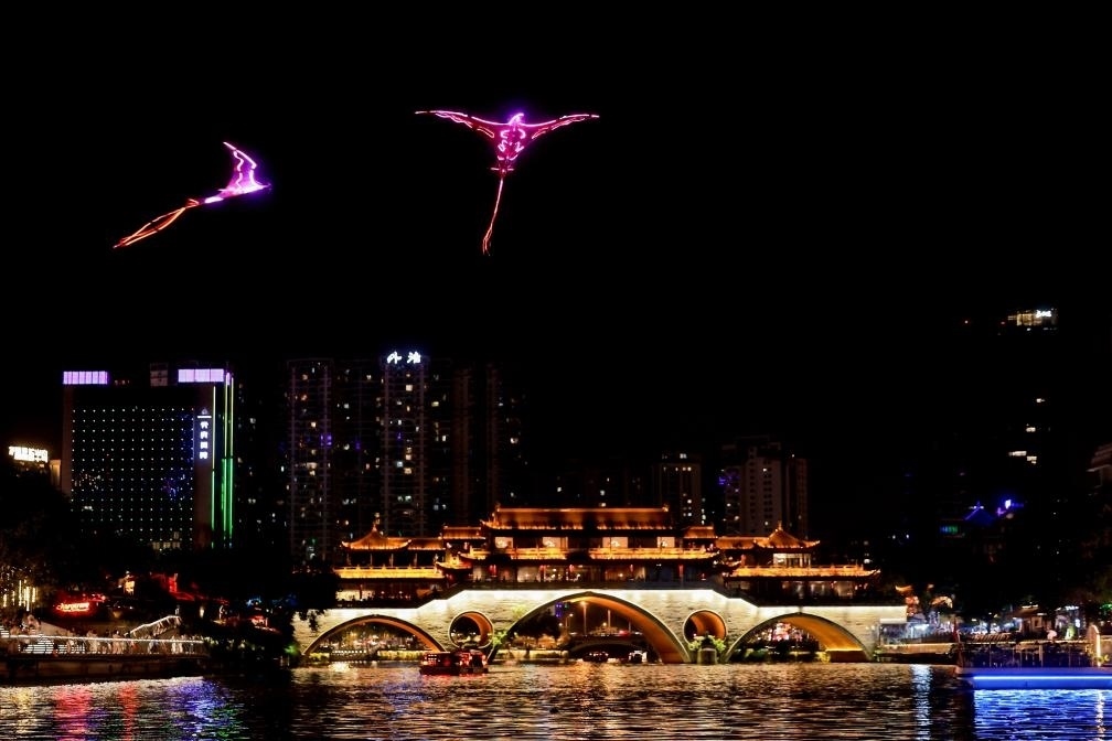 成都“夜游錦江”低空飛行裝置與游船伴飛。（唐斌治 攝）