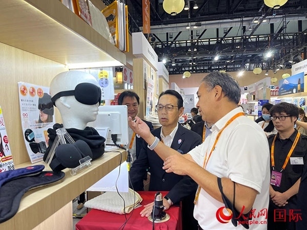 日本駐華大使金杉憲治(左二)參觀2024年服貿(mào)會(huì)日本館。人民網(wǎng)記者 盛楚宜攝