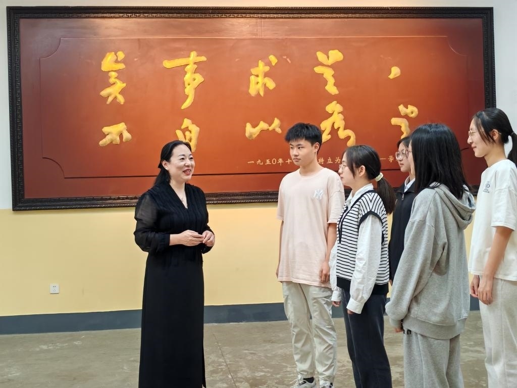 湖南第一師范學院思政課教師正在為學生講述紅色校史。（受訪者供圖）