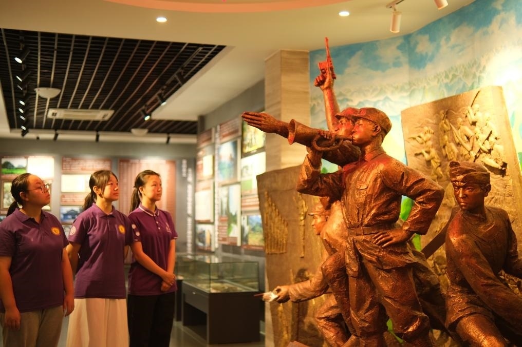 7月26日，南開大學實踐隊在環(huán)江革命陳列館了解毛南族人民在黨的領導下進行革命斗爭的歷程。（受訪者供圖）