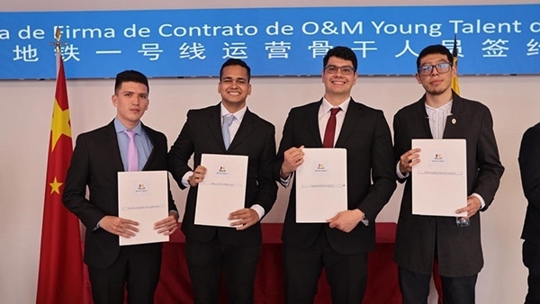 當(dāng)?shù)貢r間9月13日，40名哥倫比亞青年與中企承建運(yùn)營的波哥大地鐵一號線項目簽約，不久將前往中國進(jìn)行為期15個月的專業(yè)地鐵知識培訓(xùn)。圖為部分學(xué)員在簽約儀式上展示所簽的協(xié)議。 波哥大地鐵一號線項目供圖