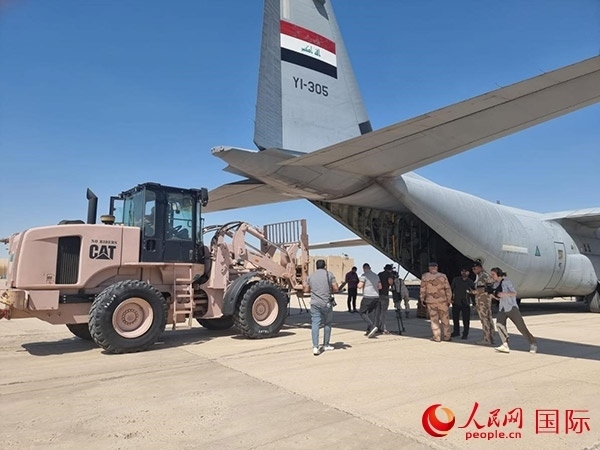 圖為伊拉克正在裝運(yùn)救援物資。人民網(wǎng) 伊納斯攝