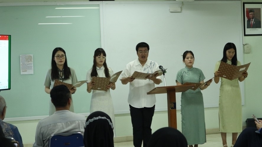 阿拉扎大學(xué)孔子學(xué)院志愿者教師表演詩(shī)朗誦?；顒?dòng)主辦方供圖