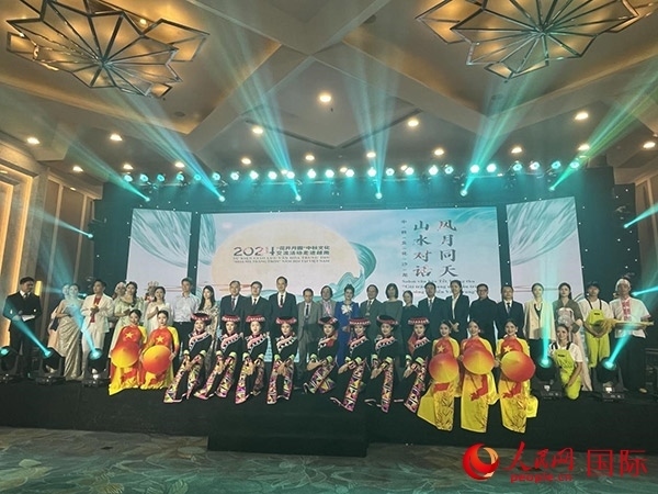 兩國嘉賓與中越藝術家現(xiàn)場合影。人民網(wǎng)記者 楊曄攝