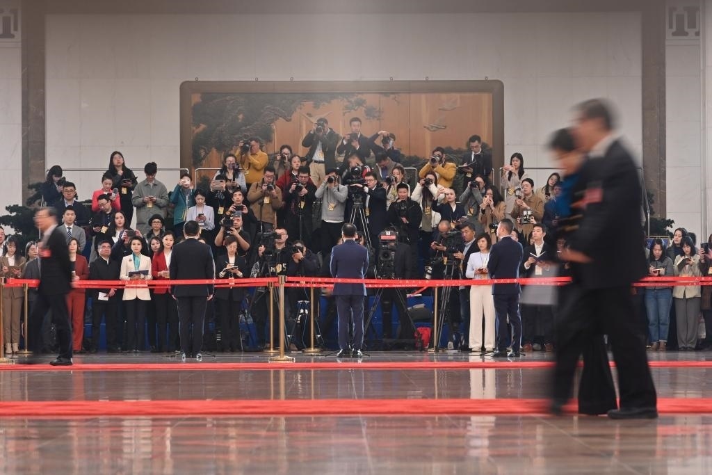 2024年3月10日，全國(guó)政協(xié)十四屆二次會(huì)議第三場(chǎng)“委員通道”集體采訪活動(dòng)在北京人民大會(huì)堂舉行。新華社記者 宋為偉 攝