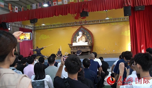 日本少林寺拳法青年代表團(tuán)觀看少林拳表演。人民網(wǎng)記者 張麗婭攝