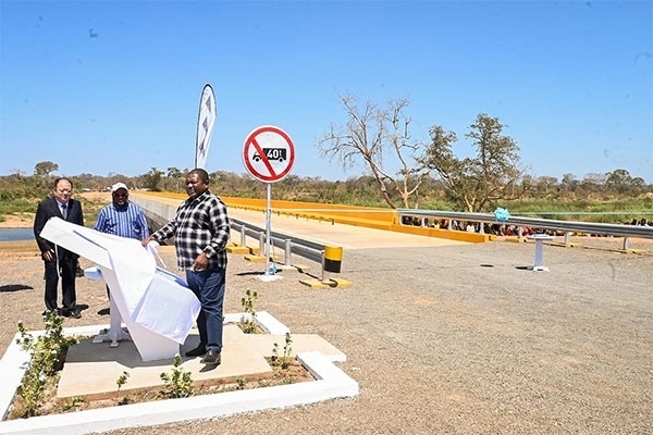 莫桑比克總統(tǒng)菲利佩·雅辛托·紐西（右）出席大橋通車儀式。中國電建供圖