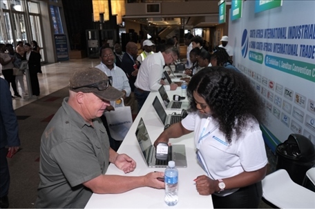 客商現(xiàn)場(chǎng)注冊(cè)參觀展會(huì)。主辦方供圖