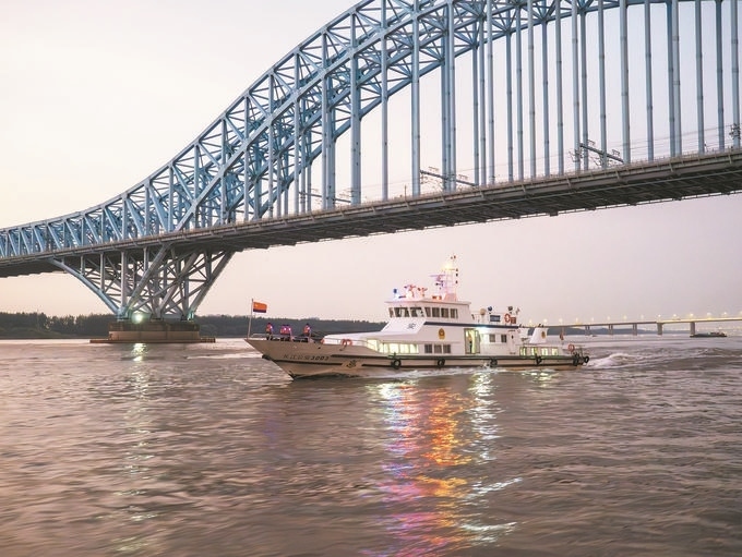 8月12日，長(zhǎng)江航運(yùn)公安局南京分局組織民警輔警駕乘警用巡邏船在轄區(qū)水域開展巡邏檢查。江寧攝