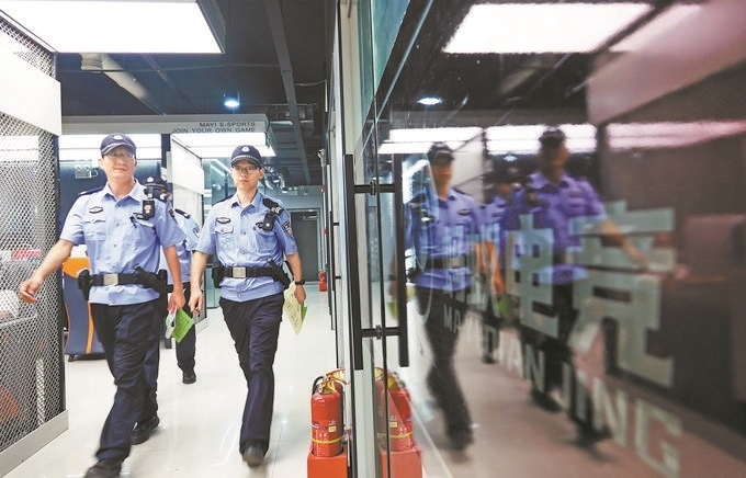 ▲7月6日，山西省新絳縣公安局龍興派出所組織警力對(duì)網(wǎng)吧等場(chǎng)所進(jìn)行集中治安檢查。高新生攝