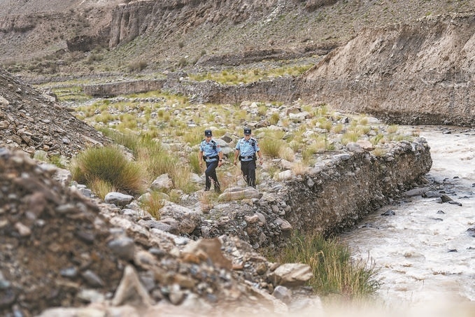 7月19日，新疆邊檢總站克州邊境管理支隊(duì)康蘇邊境檢查站民警輔警來到轄區(qū)烏恰縣康蘇水庫開展巡邏。明懿攝