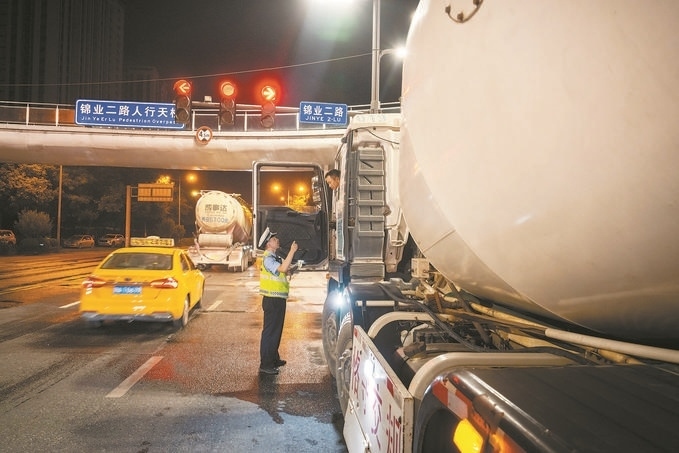 7月25日，陜西省西安市公安局交警支隊(duì)開展全市中重型貨車及面包車違法異地互查整治行動(dòng)。孫崇明攝