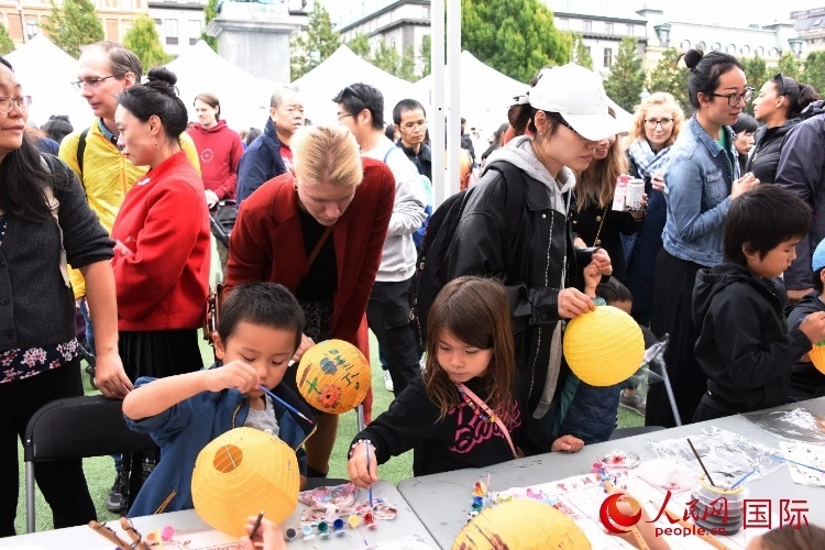 小朋友參加燈籠繪畫(huà)體驗(yàn)。人民網(wǎng)記者 殷淼攝