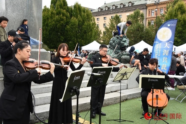 上海愛(ài)樂(lè)樂(lè)團(tuán)“快閃”活動(dòng)一瞥。人民網(wǎng)記者 殷淼攝