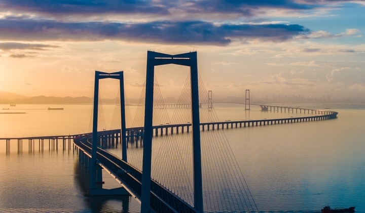 2024年6月27日，沐浴在晨曦中的深中通道（無人機照片）。新華社記者毛思倩 攝