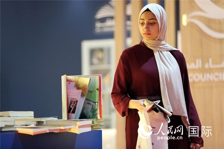 一名女性走過展臺。人民網(wǎng) 奧馬爾·哈利勒攝