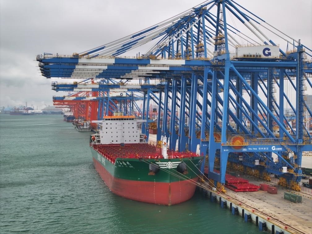 2月23日拍攝的廣西北部灣港欽州港區(qū)的碼頭堆場（無人機照片）。新華社記者 周華 攝